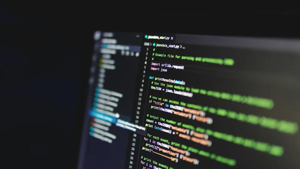 Sitio web corporativo de alto rendimiento desplegado en una pantalla portátil con optimización SEO local.